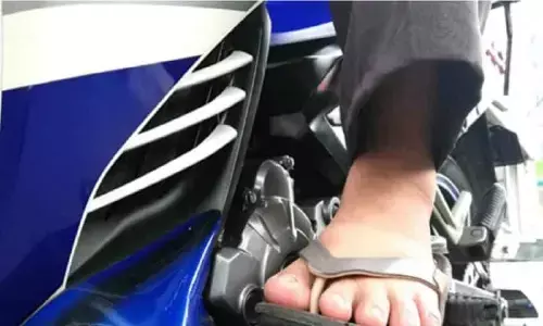 Traffic Rules: चप्पल पहन कर चला रहें बाइक तो हो जाएं सावधान, आपकी जेब से कट सकते है इतने हजार रूपये