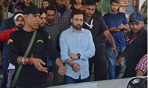 Emraan Hashmi Kashmir: कश्मीर में इमरान हाशमी पर पत्थरबाज़ी हो गई! सच खुद एक्टर ने बताया