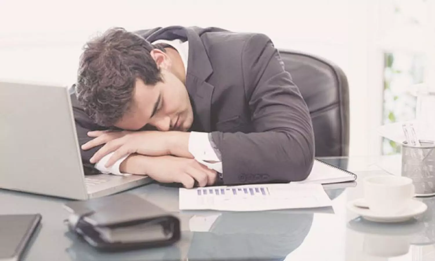 Sleep During Work: ऑफिस वर्क के समय नींद या सुस्ती आती है तो अपनाएं यह टिप्स