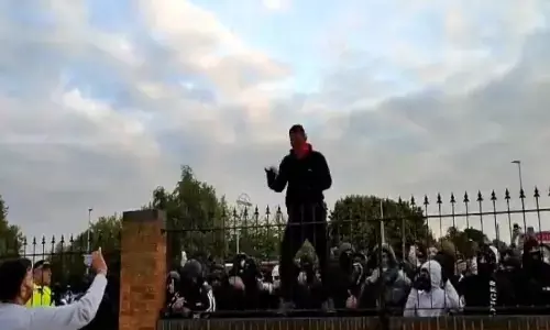 इंग्लैंड के हिन्दू मंदिर के बाहर, 200 मुस्लिम कट्टरपंथियों ने लगाए अल्लाह हू अकबर के नारे इंग्लैंड के हिन्दू मंदिर के बाहर, 200 मुस्लिम कट्टरपंथियों ने लगाए अल्लाह हू अकबर के नारे