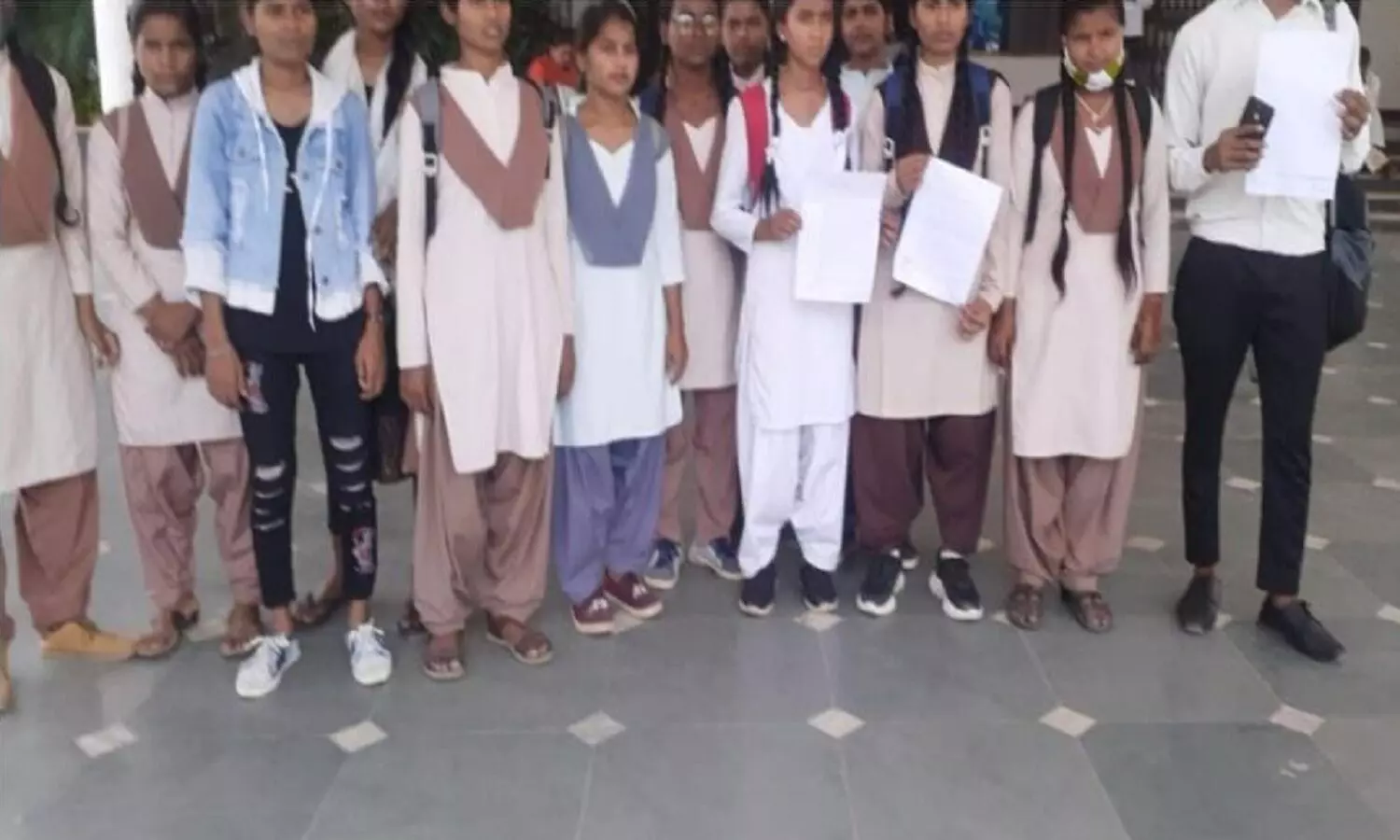 रीवा में अनुसूचित जाति सीनियर हॉस्टल की छात्राओं ने लगाई सुरक्षा की गुहार, वार्डन और चपरासी पर लगाया यह आरोप