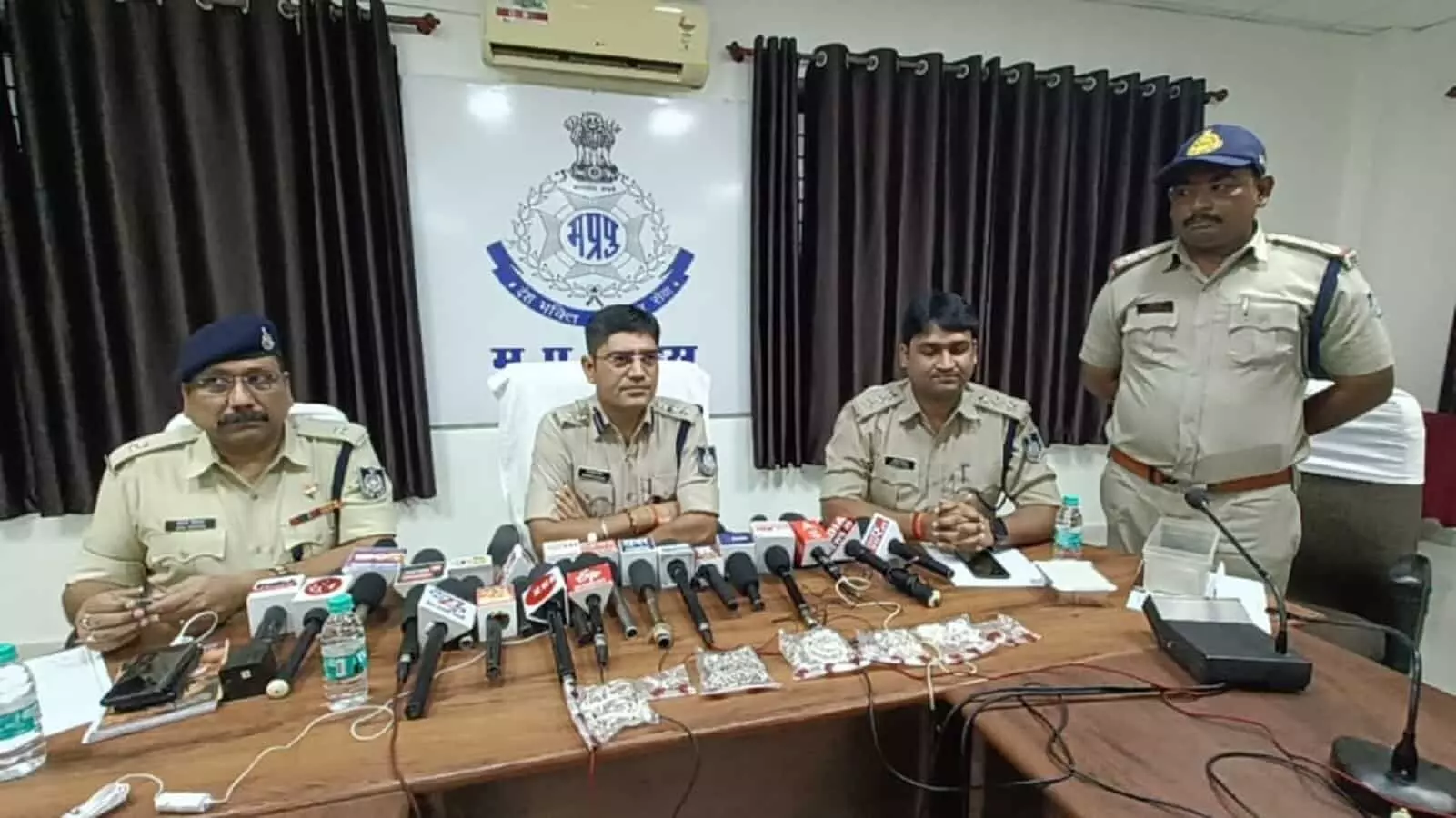 रीवा: महिला की अंधी हत्या का पर्दाफास, भूसे में मिली थी लाश, महिला को अकेला देख आरोपी की बिगड़ी थी नियत रीवा: महिला की अंधी हत्या का पर्दाफास, भूसे में मिली थी लाश, महिला को अकेला देख आरोपी की बिगड़ी थी नियत