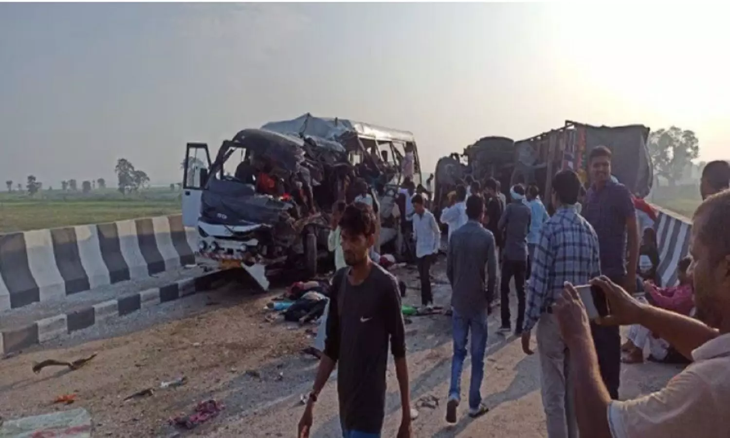 Pilibhit Bus-DCM Accident: पीलीभीत में दिल दहला देने वाला हादसा, 6 लोगों की घटनास्थल पर मौत, बस से टकराई डीसीएम