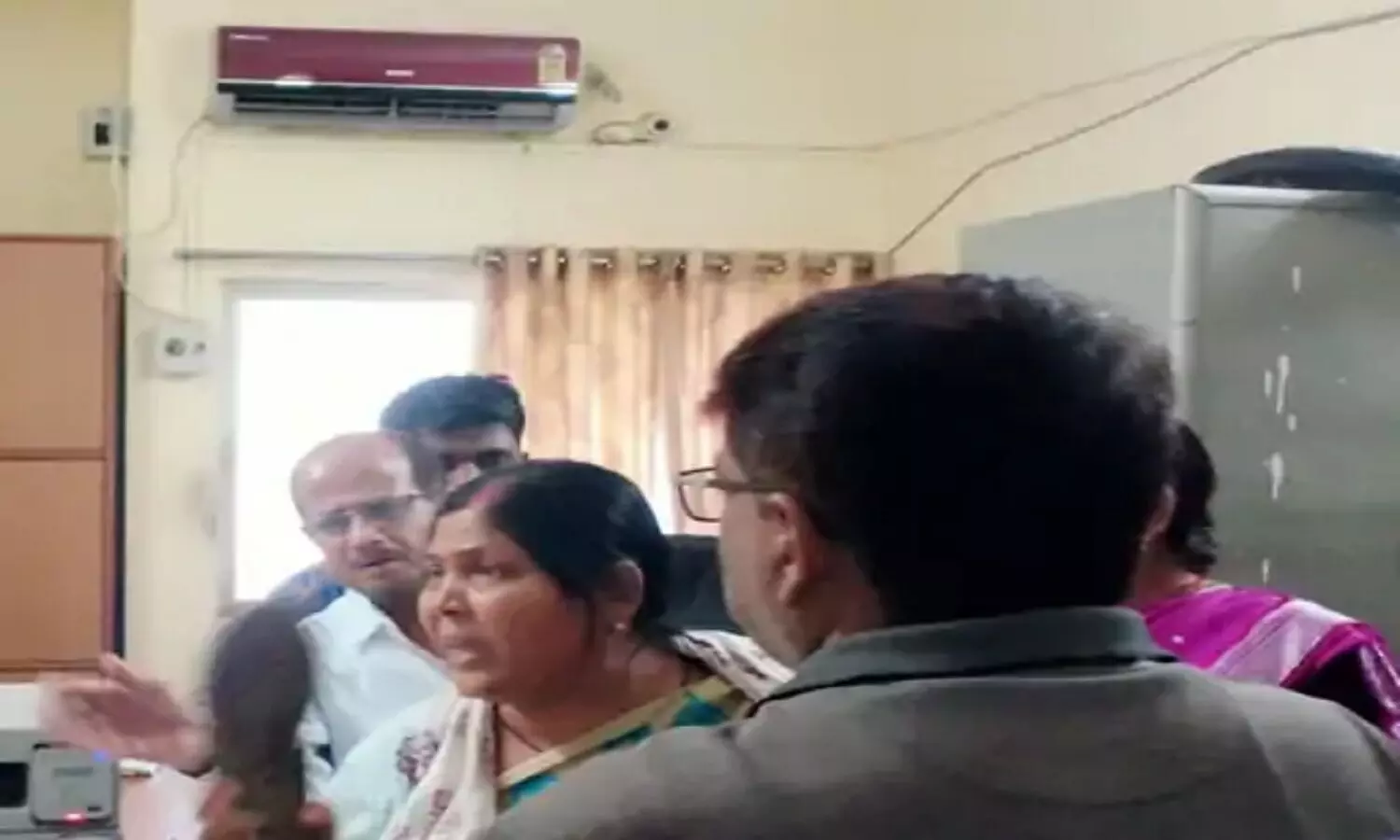 Video : एमपी के सतना नगर-निगम में महिला पार्षद ने उतारी चप्पल, टारगेट में रहे इंजीनियर एवं कर्मचारी Video : एमपी के सतना नगर-निगम में महिला पार्षद ने उतारी चप्पल, टारगेट में रहे इंजीनियर एवं कर्मचारी