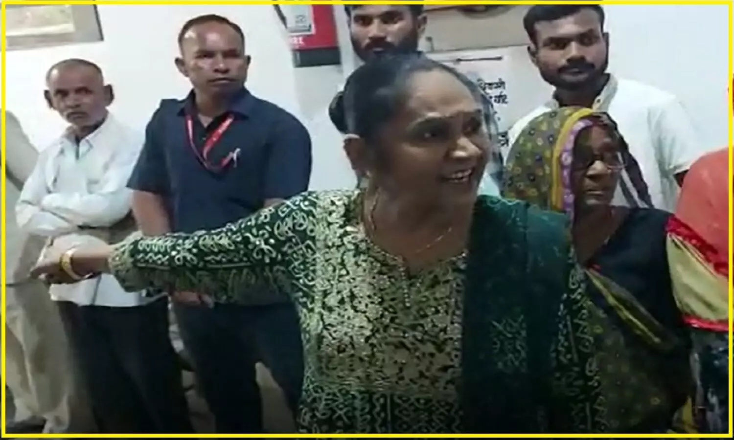 Damoh Vidhayak Video : एमपी की पथरिया विधायक रामबाई के खिलाफ एफआईआर, दमोह कलेक्टर को कहा बेवकूफ
