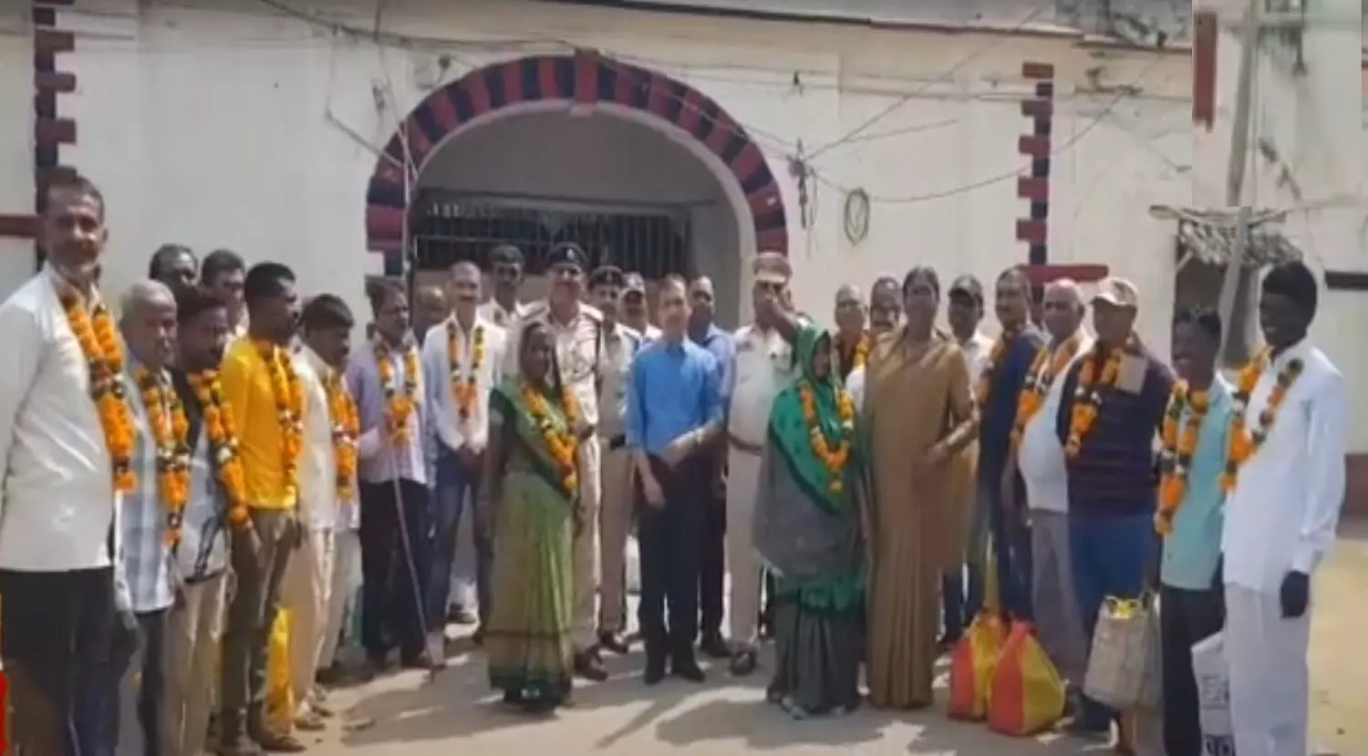 रीवा केंद्रीय जेल से 29 कैदी रिहा, जेल में अच्छे आचरण पेश करने पर मिली माफी रीवा केंद्रीय जेल से 29 कैदी रिहा, जेल में अच्छे आचरण पेश करने पर मिली माफी