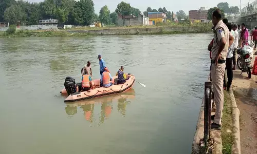 रीवा : पत्नी ने मांगे पैसे तो पति ने निपनिया पुल से लगा दी छलांग, तलाश में जुटी एसडीआरएफ टीम रीवा : पत्नी ने मांगे पैसे तो पति ने निपनिया पुल से लगा दी छलांग, तलाश में जुटी एसडीआरएफ टीम