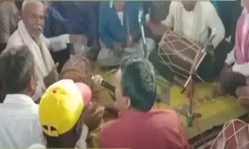 रीवा के भुइयां माता मंदिर में महिला भक्त ने चढ़ाई अपनी जीभ, डॉक्टरों को लौटाकर भक्तों ने किया कीर्तन भजन रीवा के भुइयां माता मंदिर में महिला भक्त ने चढ़ाई अपनी जीभ, डॉक्टरों को लौटाकर भक्तों ने किया कीर्तन भजन