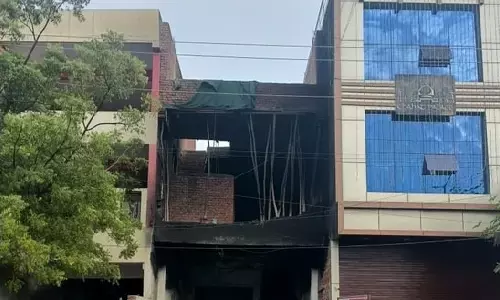 Agra Hospital Fire News: बुधवार सुबह अस्पताल में लग गई आग, डॉक्टर की बेटी सहित 3 की मौत, कई घायल Agra Hospital Fire News: बुधवार सुबह अस्पताल में लग गई आग, डॉक्टर की बेटी सहित 3 की मौत, कई घायल
