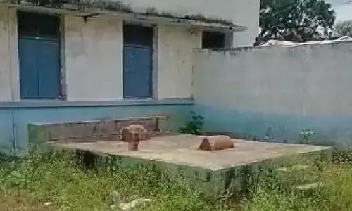 Mazar In School : प्राचार्य ने सरकारी स्कूल में बनवाई मजार, राष्ट्रगान और राष्ट्रगीत किया बंद, अब गरमाया मामला