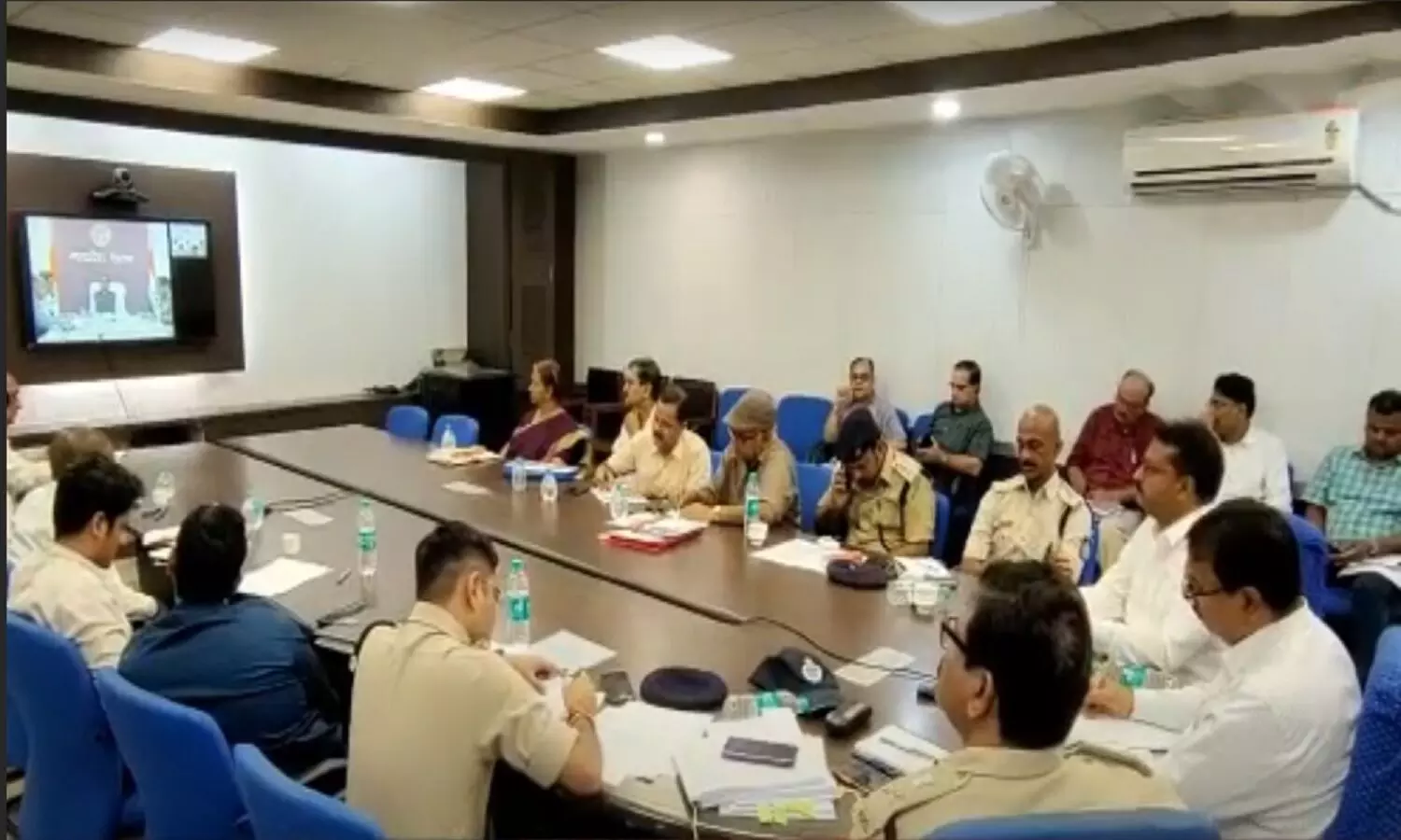 मुख्यमंत्री शिवराज सिंह चौहान ने रीवा के अधिकारियों से की सीधी बात, लॉ एंड आर्डर को लेकर दिए सख्त निर्देश