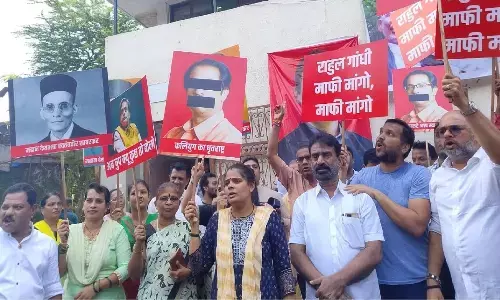 महाराष्ट्र: मुंबई में राहुल गांधी के खिलाफ जूता मारो आंदोलन शुरू महाराष्ट्र: मुंबई में राहुल गांधी के खिलाफ जूता मारो आंदोलन शुरू