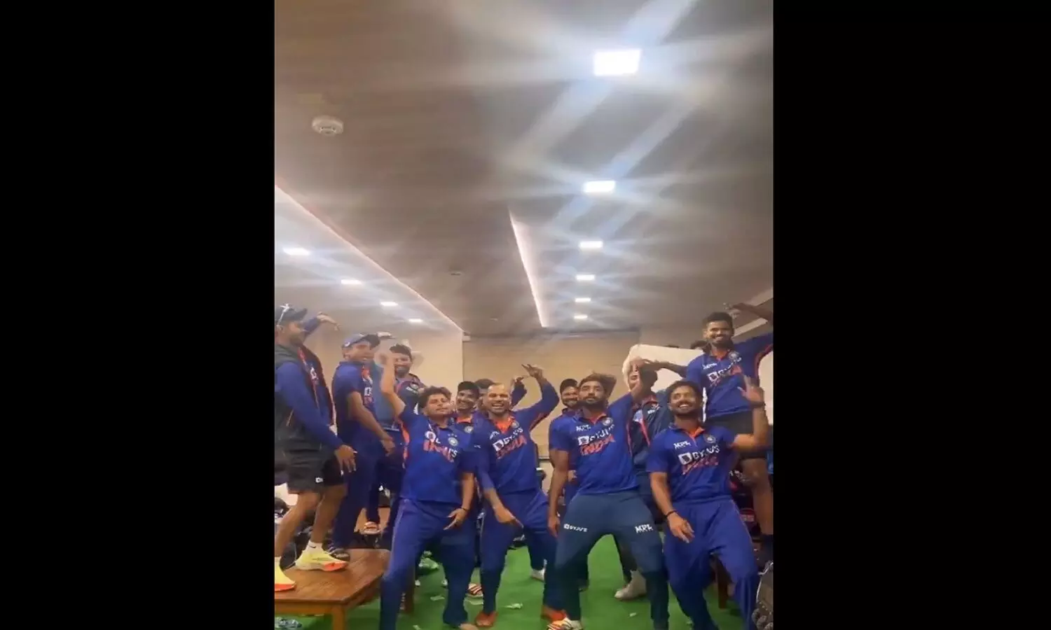 Team India Dance :  टीम इंडिया ने बोलो तारा रा रा में मचाया धमाल, अफ्रीका से जीत के जश्न में डूबी भारतीय क्रिकेट टीम, देखें वीडियो