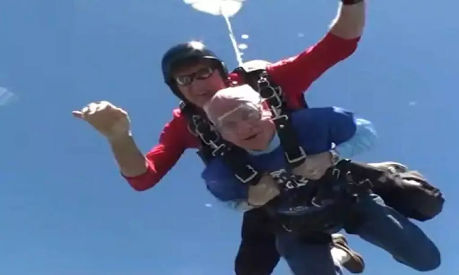 Frank Ward Skydiving : 90 साल के व्यक्ति ने 15 हजार फिट की ऊंचाई से लगाई छलांग, ताकि पत्नी के अस्पताल में खरीद सके व्हीलचेयर