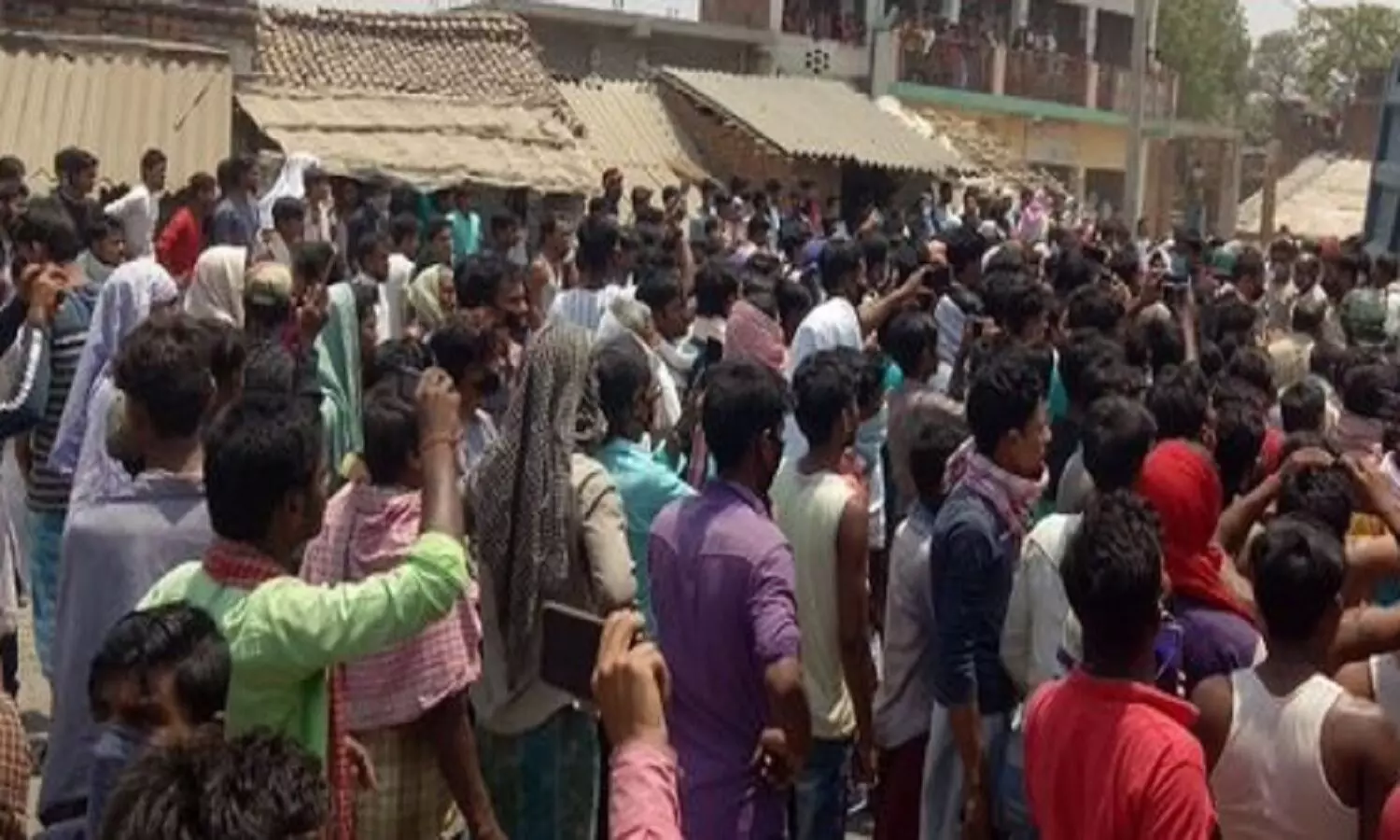 एमपी के जबलपुर में मासूम के साथ दुराचार, ग्रामीणों ने दी सजा, खंभे में बाधंकर पहनाई जूतों की माला
