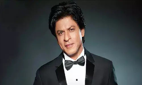 अपनी पत्नी गौरी, बेटी और बेटा से नजर चुरा होटल के बंद कमरे में एक्टर शाहरुख खान ये करने पहुंचे, वायरल हुई खबर