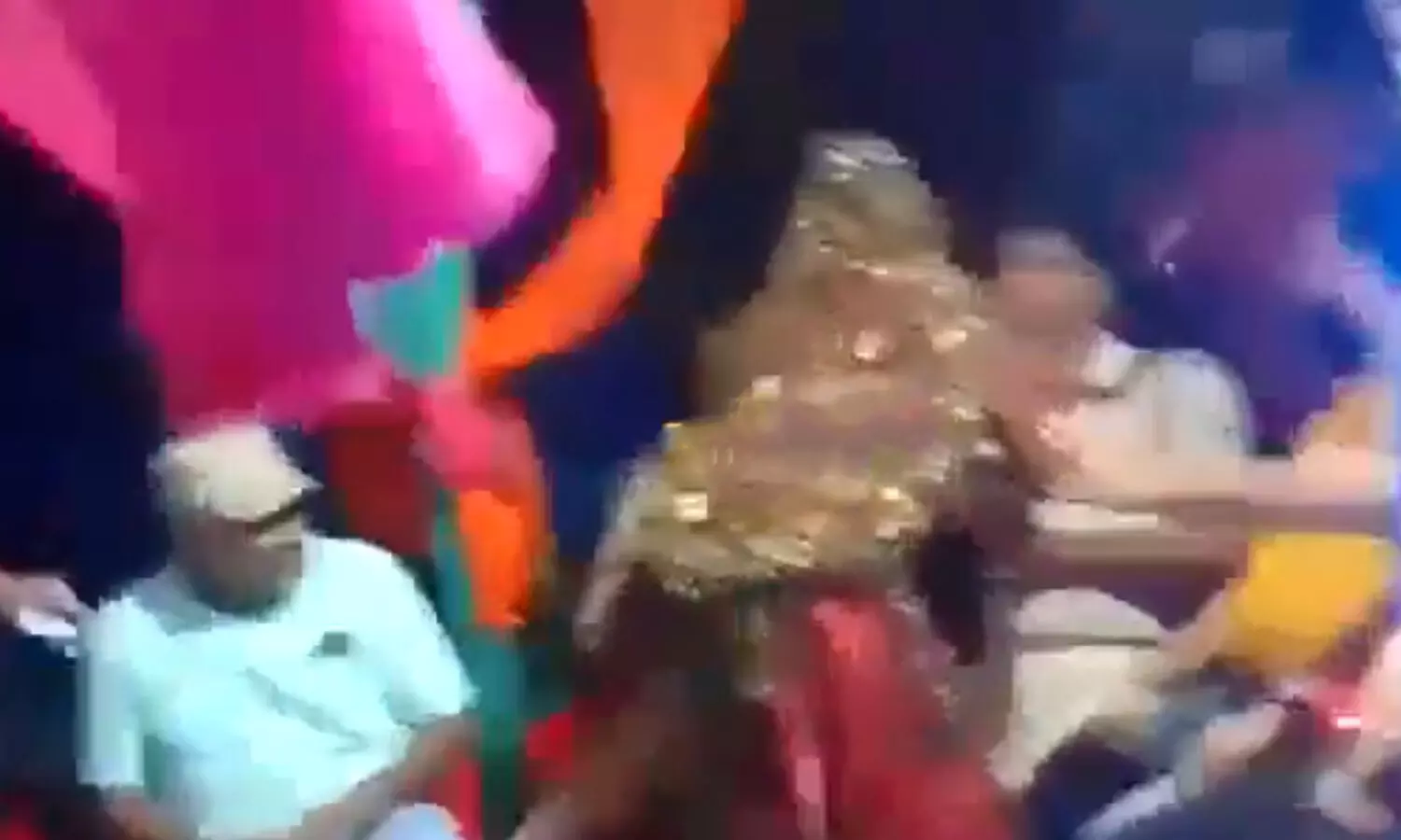 Video : एमपी के सतना जिले में फूहड़ डांस का आनंद उठा रहे थे दो पुलिस कर्मी, वीडियो वायरल, उसके बाद क्या हुआ जानें