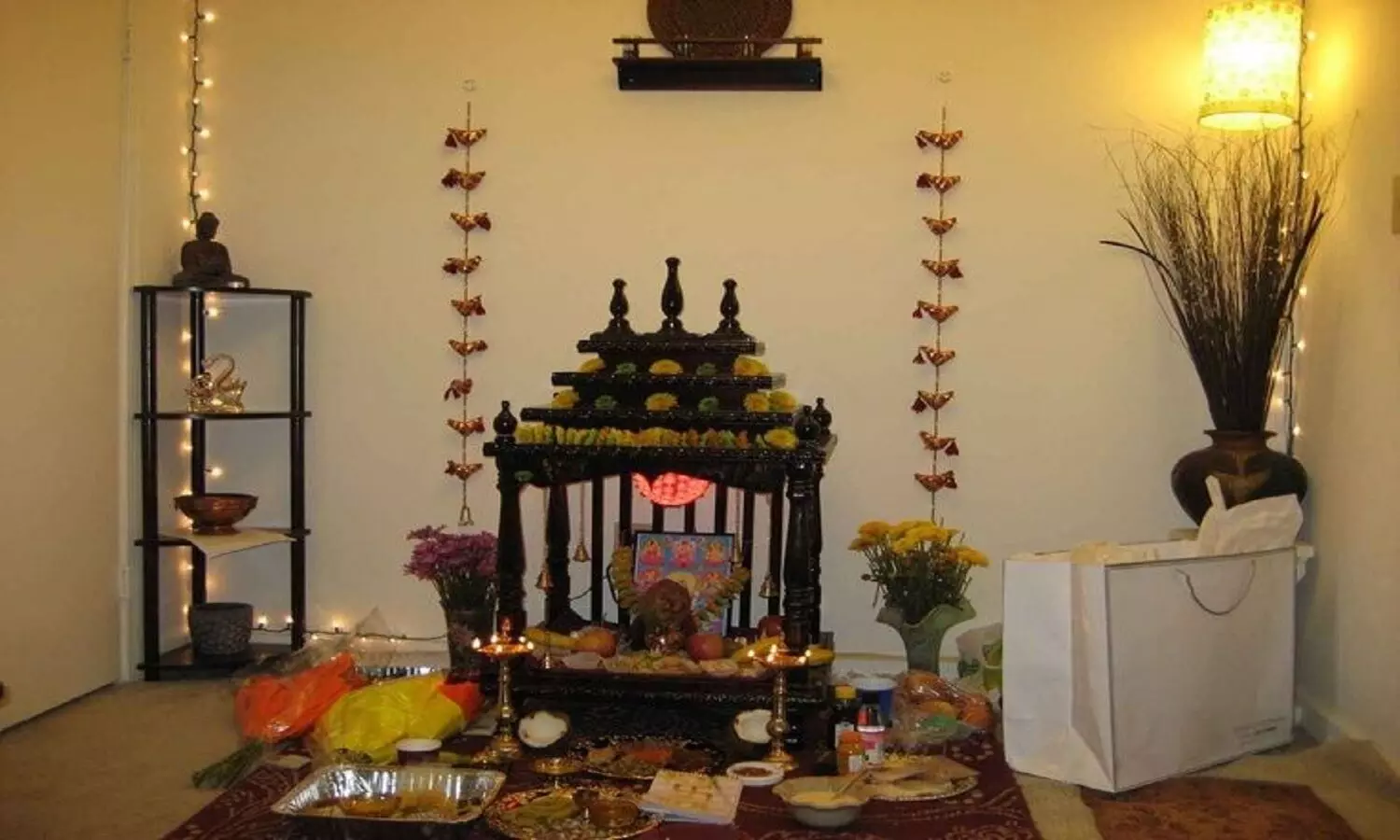 Diwali Cleaning : दिवाली में घर के मंदिर की सफाई कैसे करें? जानें बेहद ही आसान तरीका