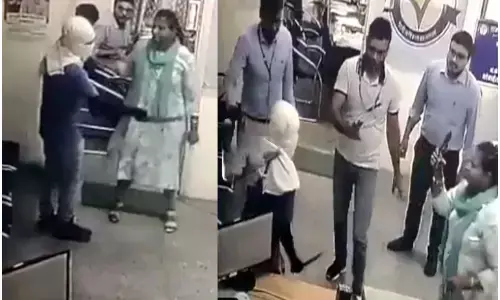 Rajasthan Bank Robbery : लुटेरों से भिड़ गई बैंक की महिला मैनेजर, लुटने से बचाए 30 लाख, चारों तरफ हो रही चर्चा Rajasthan Bank Robbery : लुटेरों से भिड़ गई बैंक की महिला मैनेजर, लुटने से बचाए 30 लाख, चारों तरफ हो रही चर्चा