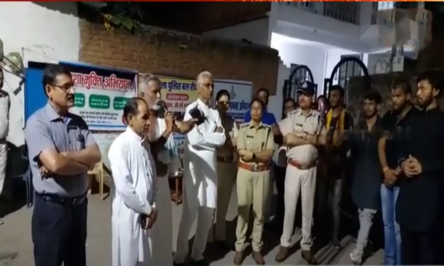 नशे की बदनाम बस्ती में रीवा पुलिस ने जागरूकता के जलाए दिए , नुक्कड़ नाटक देख मुस्कराएं लोग