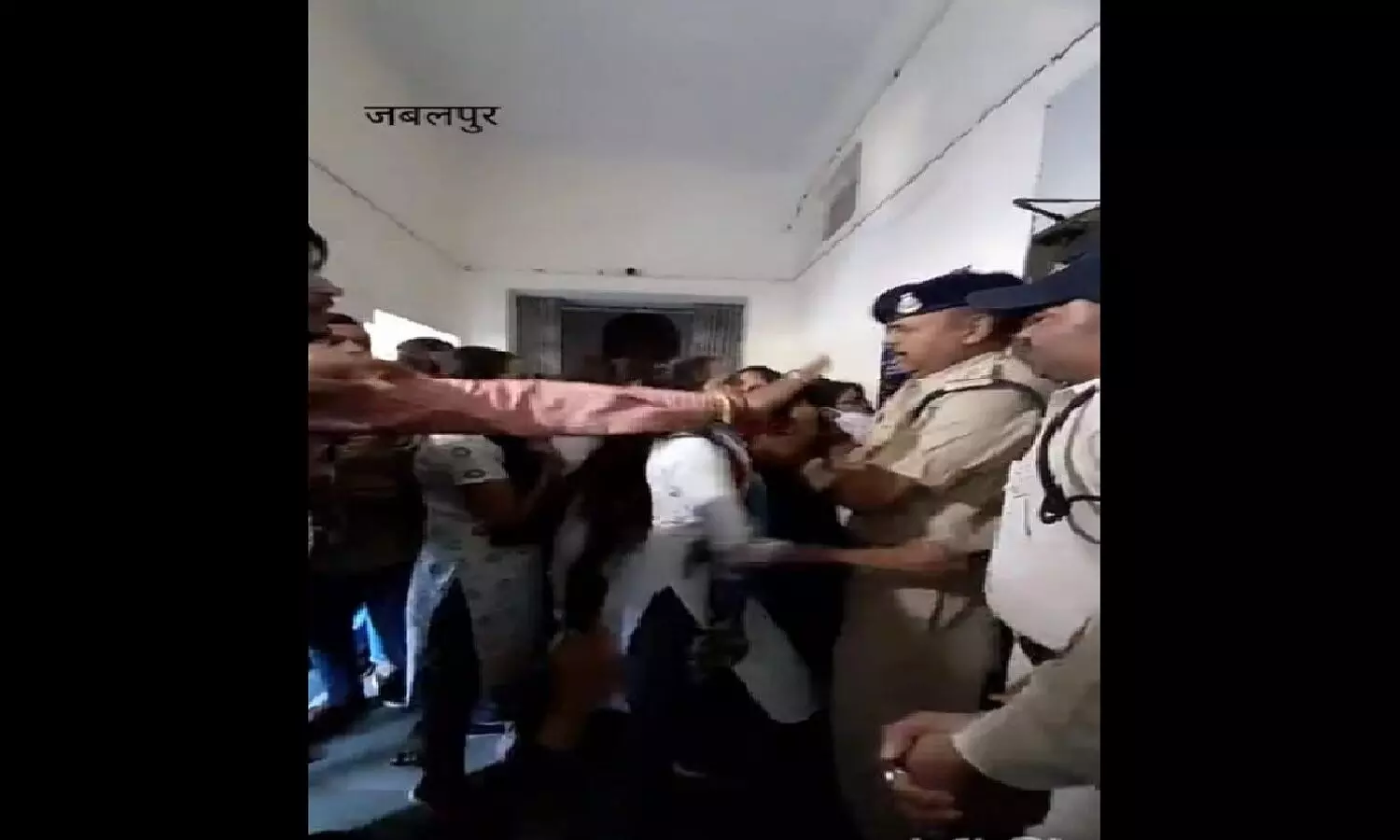 एमपी के जबलपुर में दोबारा परीक्षा की मांग, छात्राओं ने कॉलेज में की तालाबंदी