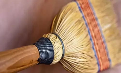 Dhanteras 2022 : धनतेरस में क्या झाड़ू खरीदने के पीछे क्या है मान्यता, जानें कहानी