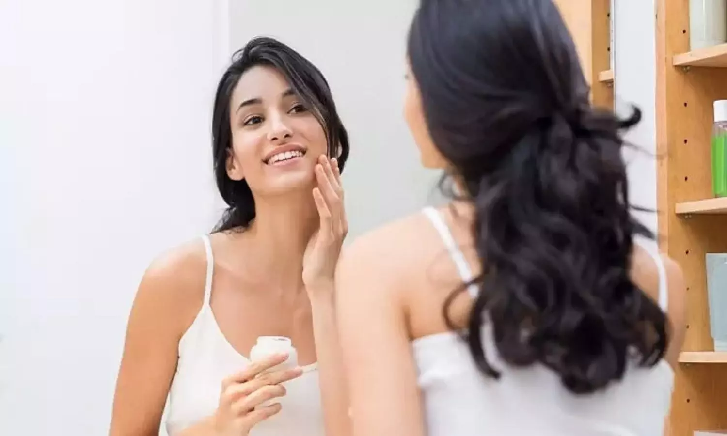 Skin Care Tips : चेहरे और हाथों की खूबसूरती के लिए रात में फॉलो करें रिच लोगों की इन स्मार्ट टिप्स को, फिर देखें कमाल