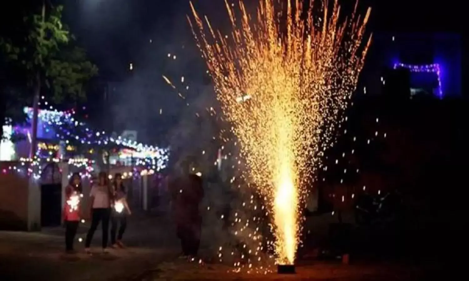 Fire Crackers Ban In Delhi : दिल्ली में पटाखे फोड़े, तो सरकार आपको फोड़ेगी