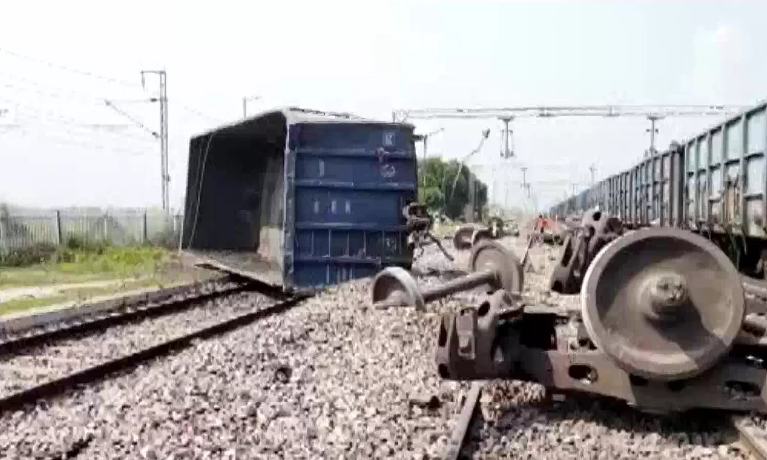 UP Goods Train Derailed : यूपी में हुआ रेल हादसा, बाधित हुआ रेल मार्ग, वंदे भारत सहित कई ट्रेन प्रभावित