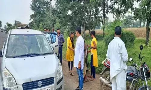 एमपी के खंडवा में गर्भवती ने सड़क पर शिशु को दिया जन्म, सरकार की सुविधा नहीं आई काम एमपी के खंडवा में गर्भवती ने सड़क पर शिशु को दिया जन्म, सरकार की सुविधा नहीं आई काम