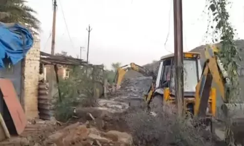 REWA : रेलवे का चला बुल्डोजर, दर्जनों घर जमींदोज, ललितपुर-सिंगरौली रेल लाइन में थे बाधा