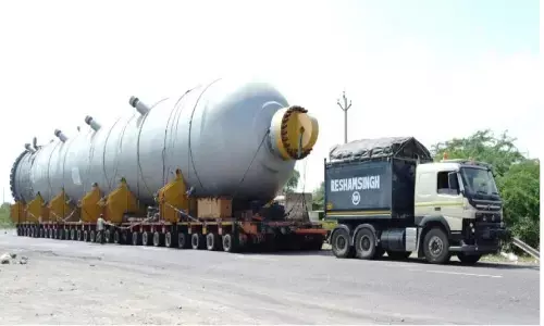 Biggest Truck In India: एक साल से देश की सड़कों में चल रहा ये 832 टायर वाला ट्रक, अबतक मंजिल नहीं मिली