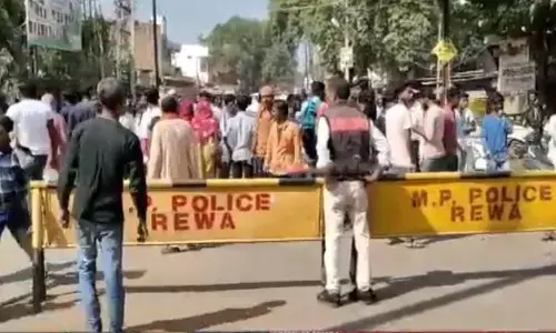 रीवा में लाठी से पीट कर युवक की हत्या, परिजनों ने थाने के सामने शव रख कर किया चक्काजाम