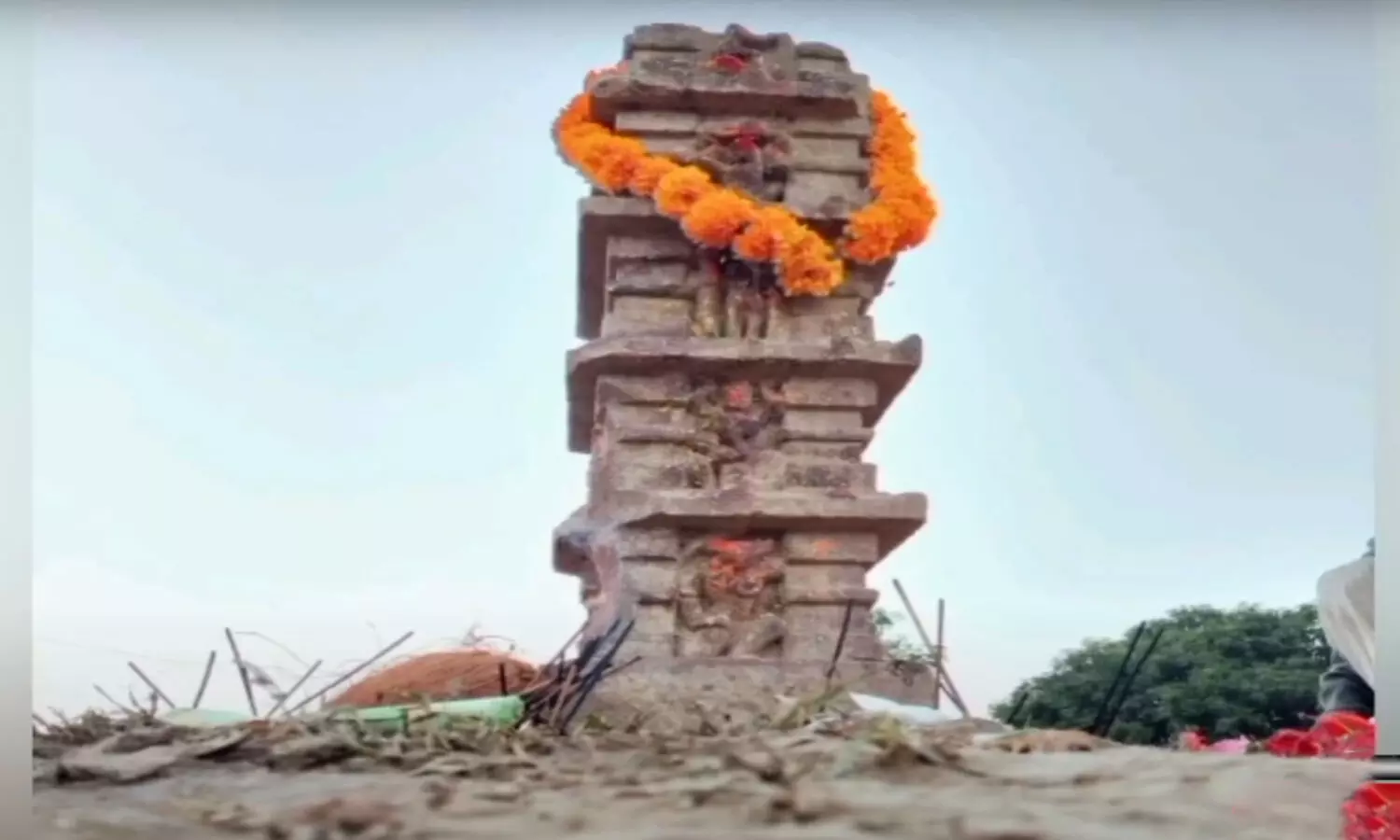 रीवा के देवरा गांव में खेत से निकली पौराणिक मूर्ति, बह रही भक्ति की बयार, पहुंच रहे बीमार और परेशान