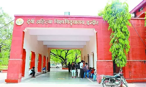 DAVV Indore Scholarship News: मेधावी विद्यार्थियों को नहीं मिली छात्रवृत्ति, डीएवीवी ने छात्रों से मांगी फीस