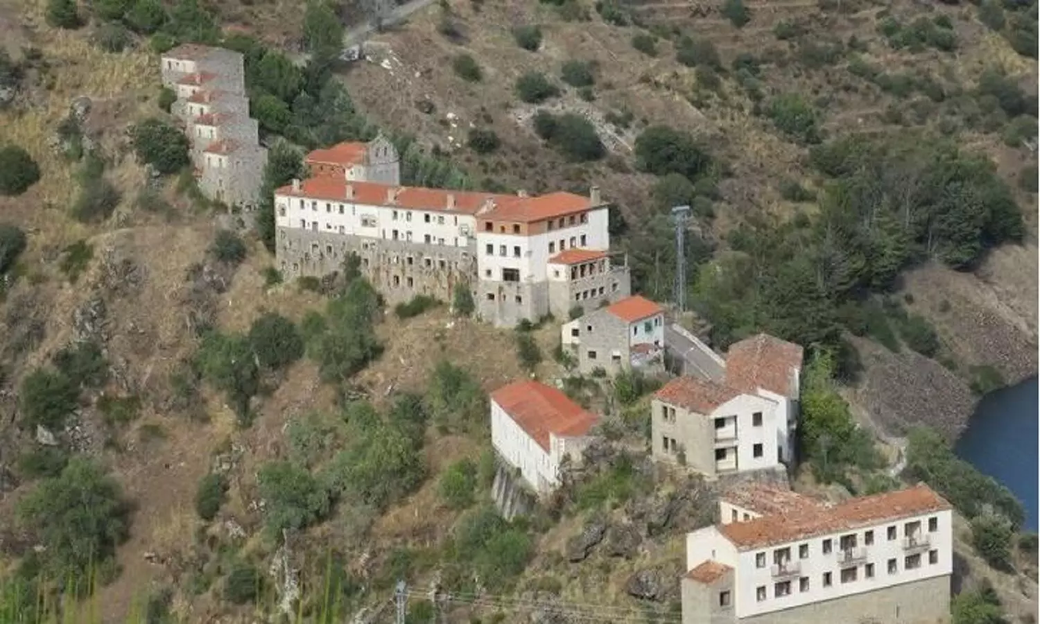 Buy Property In Spain: स्पेन में पूरा गांव बिक रहा है, कीमत सिर्फ 2 करोड़ रुपए