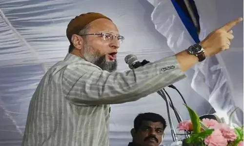 असदुद्दीन ओवैसी को मुसलमानों ने दिखाए काले झंडे, हर-हर मोदी के नारे लगाए