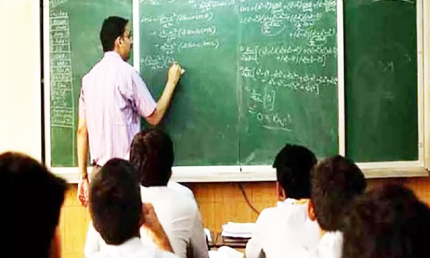 MP News: ऑनलाइन ट्रांसफर में विंसगतियों से स्कूलों में अतिशेष हो गए शिक्षक MP News: ऑनलाइन ट्रांसफर में विंसगतियों से स्कूलों में अतिशेष हो गए शिक्षक