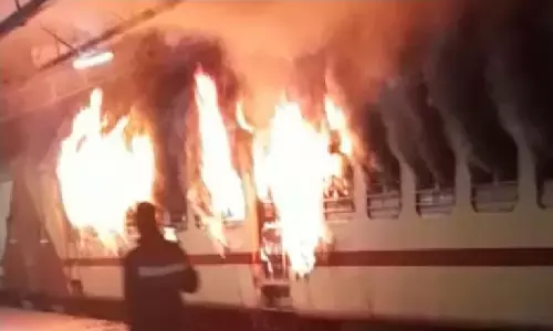 MP News: उज्जैन रेलवे स्टेशन में खड़ी इंदौर रतलाम ट्रेन में लगी आग!