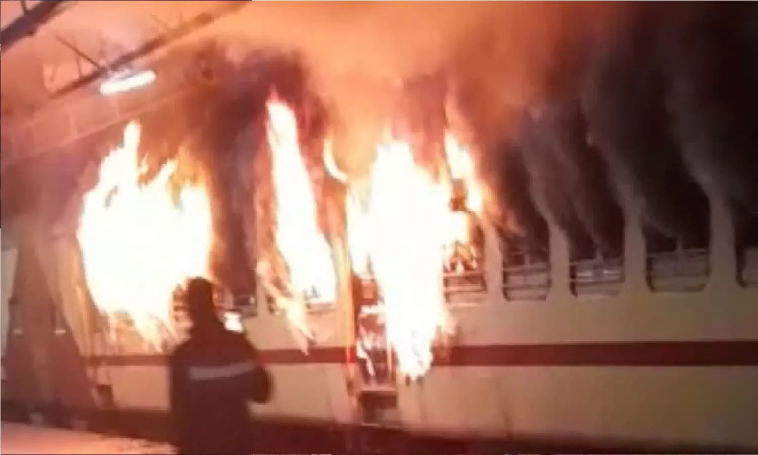 MP News: उज्जैन रेलवे स्टेशन में खड़ी इंदौर रतलाम ट्रेन में लगी आग!