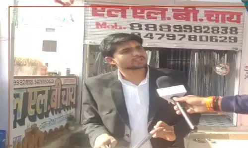 ब्लैक सूट-बूट में चाय बेचता है रीवा का LLB Chai Wala
