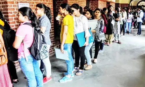 DU Scholarship 2022: दिल्ली यूनिवर्सिटी में छात्रों की पूरी फीस होगी माफ, क्या है योजना जान लें