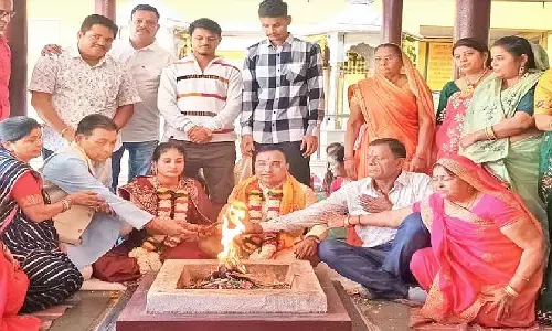 बहू-दामाद के लिए रिश्ता ढूंढ़ सास-ससुर ने कराया पुनर्विवाह, किया कन्यादान