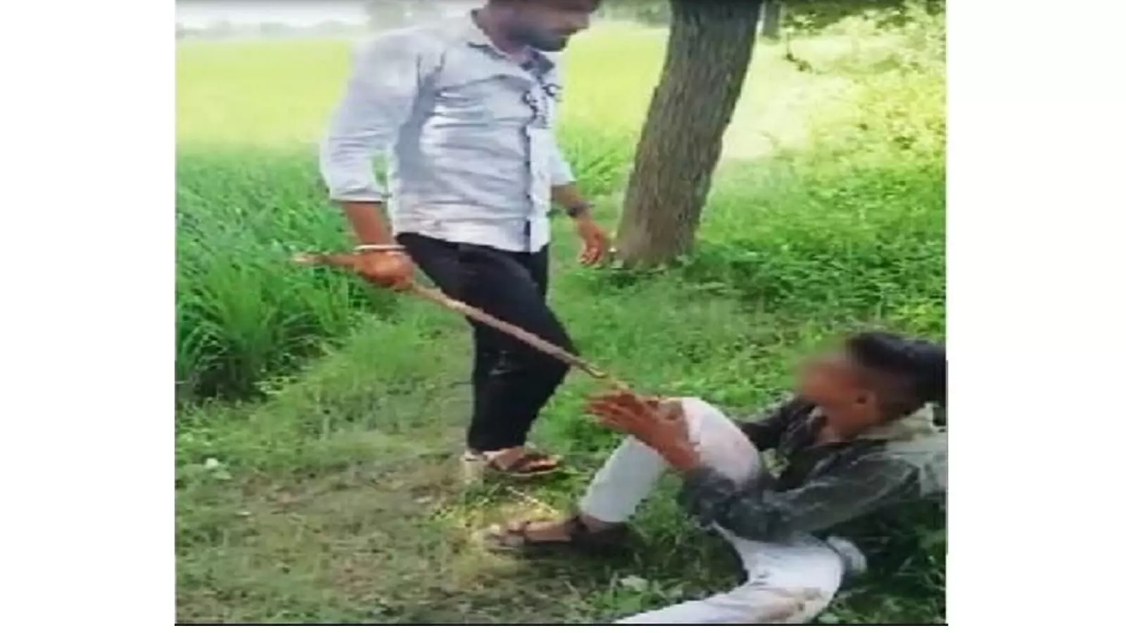 रीवा में छात्र की बेरहमी से पिटाई, वीडियो वायरल, आरोपी गिरफ्तार रीवा में छात्र की बेरहमी से पिटाई, वीडियो वायरल, आरोपी गिरफ्तार