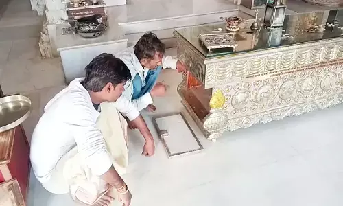 एमपी के उज्जैन स्थित जैन मंदिर में चोरों का धावा, प्रतिमा सहित कैश ले गए बदमाश एमपी के उज्जैन स्थित जैन मंदिर में चोरों का धावा, प्रतिमा सहित कैश ले गए बदमाश