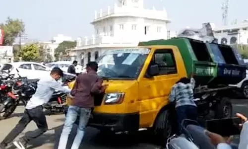 एमपी के उज्जैन में धक्का मारने पर चलती हैं 34 कचरा गाड़ियां, हो गईं आउटडेटेड एमपी के उज्जैन में धक्का मारने पर चलती हैं 34 कचरा गाड़ियां, हो गईं आउटडेटेड