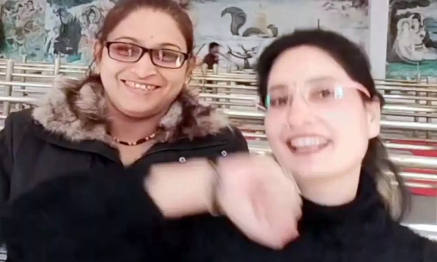 एमपी के उज्जैन महाकाल परिसर में फिल्मी गानों पर डांस का बनाया वीडियो, दो महिला सुरक्षाकर्मी बर्खास्त