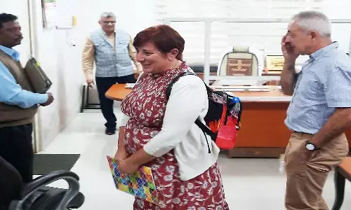 एमपी के इटारसी में फ्रांस की दंपत्ति बच्चे के बाद अब इंडियन बच्ची को लेगी गोद