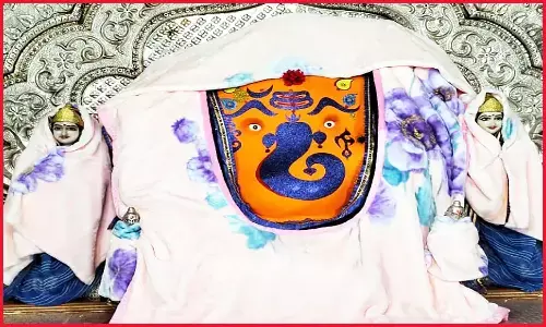 एमपी के इंदौर में ठंड से बचाने मंदिरों में भगवान को पहनाए जाते हैं गर्म कपड़े एमपी के इंदौर में ठंड से बचाने मंदिरों में भगवान को पहनाए जाते हैं गर्म कपड़े