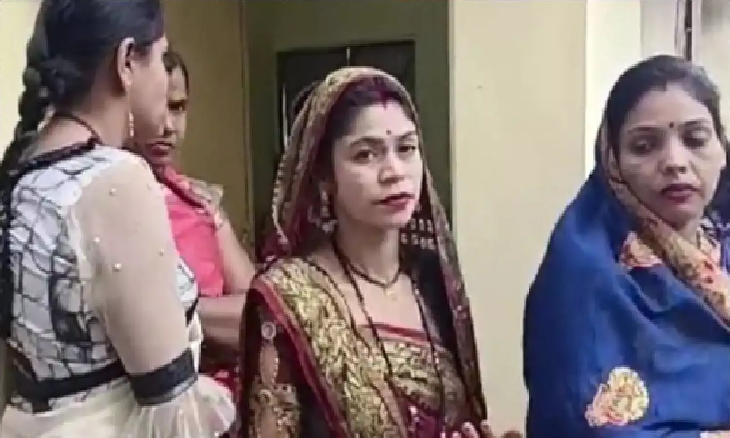 जबलपुर: ब्राइडल मेकअप बिगड़ा तो पार्लर वाली के खिलाफ FIR करने पहुंच गई दुल्हन जबलपुर: ब्राइडल मेकअप बिगड़ा तो पार्लर वाली के खिलाफ FIR करने पहुंच गई दुल्हन